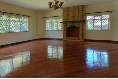 5 Bed House with En Suite in Runda