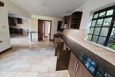 5 Bed House with En Suite in Runda