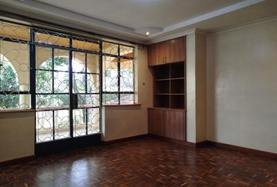 6 Bed House with En Suite in Runda - 3