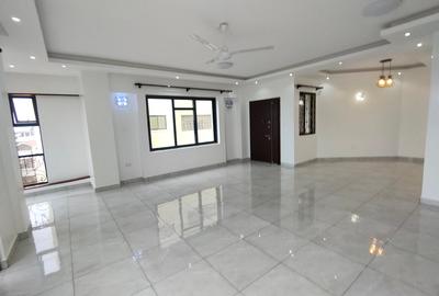 3 Bed Apartment with En Suite in Kizingo