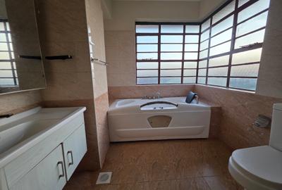 4 Bed Villa with En Suite in Runda - 4