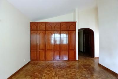 5 Bed Townhouse with En Suite at Riverside Garden - 3