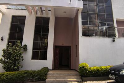 5 Bed Villa with En Suite in Lavington