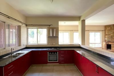 5 Bed Villa with En Suite in Lavington