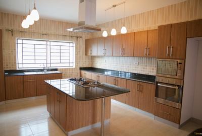 3 Bed Apartment with En Suite in Rhapta Road