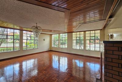 5 Bed House with En Suite in Runda