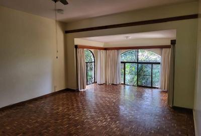 5 Bed Townhouse with En Suite in Nyari - 2