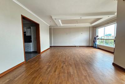 3 Bed Apartment with En Suite in Riverside