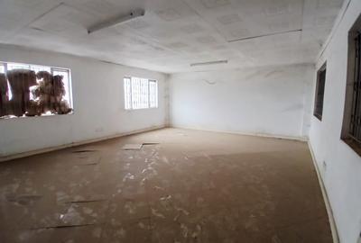 7,000 ft² Warehouse with Parking in Industrial Area - 3