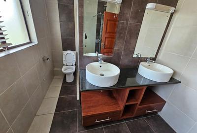 4 Bed Townhouse with En Suite in Ridgeways