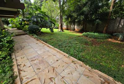 5 Bed House with En Suite in Runda