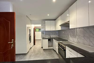 4 Bed Villa with En Suite in Riverside