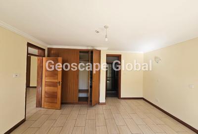 5 Bed House with En Suite in Runda