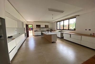 5 Bed House with En Suite in Runda - 2