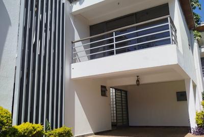 4 Bed House with En Suite in Lavington