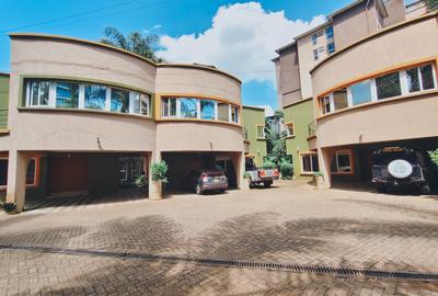 4 Bed Villa with En Suite in Riverside - 2