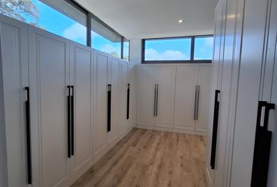 5 Bed Townhouse with En Suite in Lavington - 4