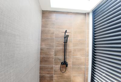 5 Bed Villa with En Suite in Lavington - 3