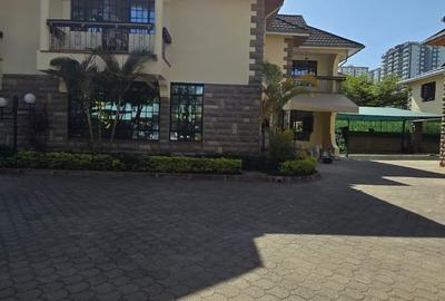 5 Bed House with En Suite in Lavington - 2