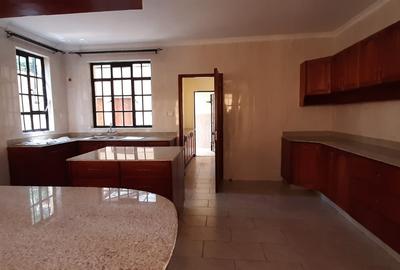 5 Bed Townhouse with En Suite in Kyuna