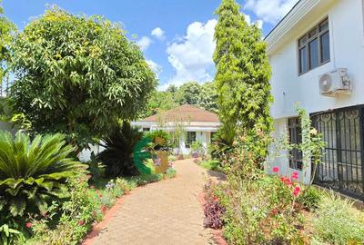 6 Bed House with En Suite in Runda