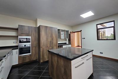 5 Bed Townhouse with En Suite at Lavington Green - 4