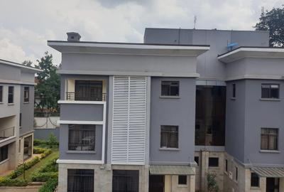 5 Bed House with En Suite in Lavington