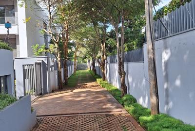 5 Bed House with En Suite in Runda