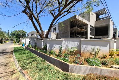 5 Bed Villa with En Suite in Lavington