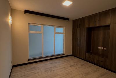 2 Bed Apartment with En Suite at Riverside Drive - 4