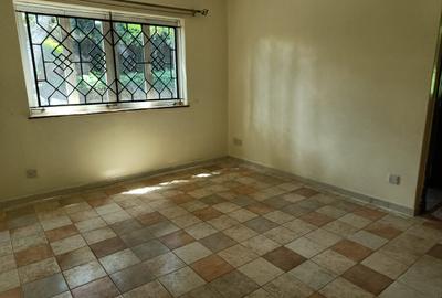 4 Bed House with En Suite in Hill View - 2