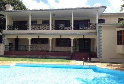 5 Bed House with En Suite at Nyari 5 Bedroom Ambassadorial House