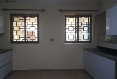 5 Bed Townhouse with En Suite in Lavington - 2