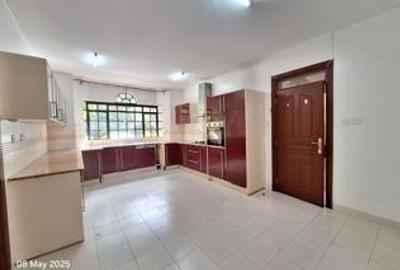 5 Bed Townhouse with En Suite at Lavington Green