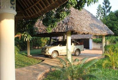 5 Bed House with En Suite in Diani