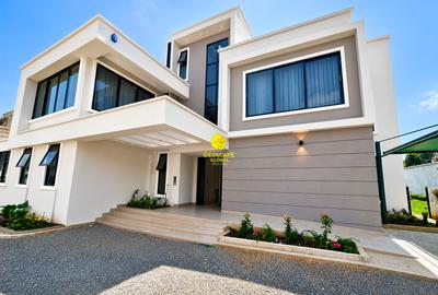 5 Bed House with En Suite in Runda