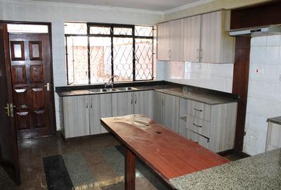 5 Bed Townhouse with En Suite in Brookside