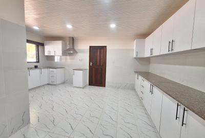 5 Bed House with En Suite at Whispers Avenue - 4