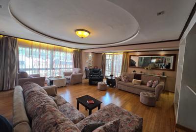 5 Bed Townhouse with En Suite at Lavington - 2