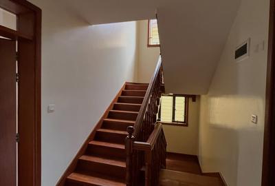 5 Bed Townhouse with En Suite in Lavington - 2