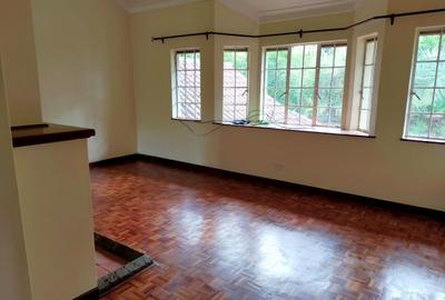 5 Bed House with En Suite in Rosslyn - 3