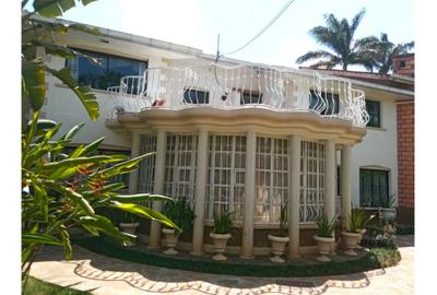 6 Bed House with En Suite in Lavington