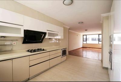 3 Bed Apartment with En Suite in Riverside