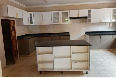 5 Bed Townhouse with En Suite at Lavington - 2