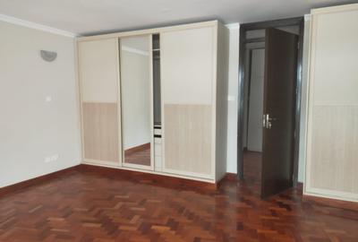 3 Bed Apartment with En Suite in Riverside