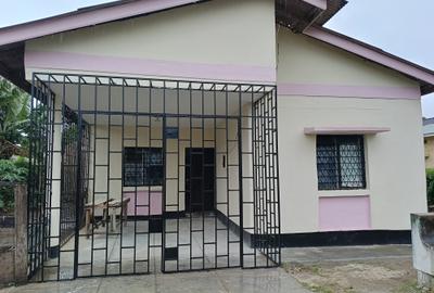 3 Bed House with En Suite at Bombolulu