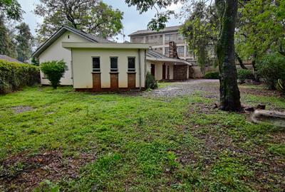 4 Bed House with En Suite in State House - 4