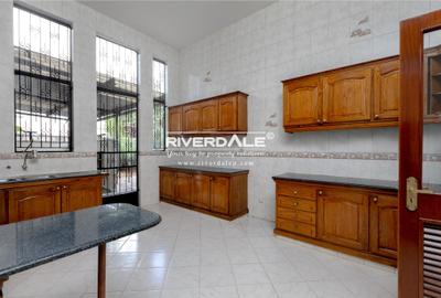 5 Bed Townhouse with En Suite in Brookside