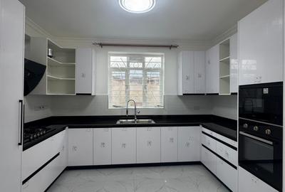 4 Bed Townhouse with En Suite in Kitengela - 2