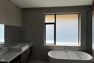 5 Bed House with En Suite in Lavington - 3